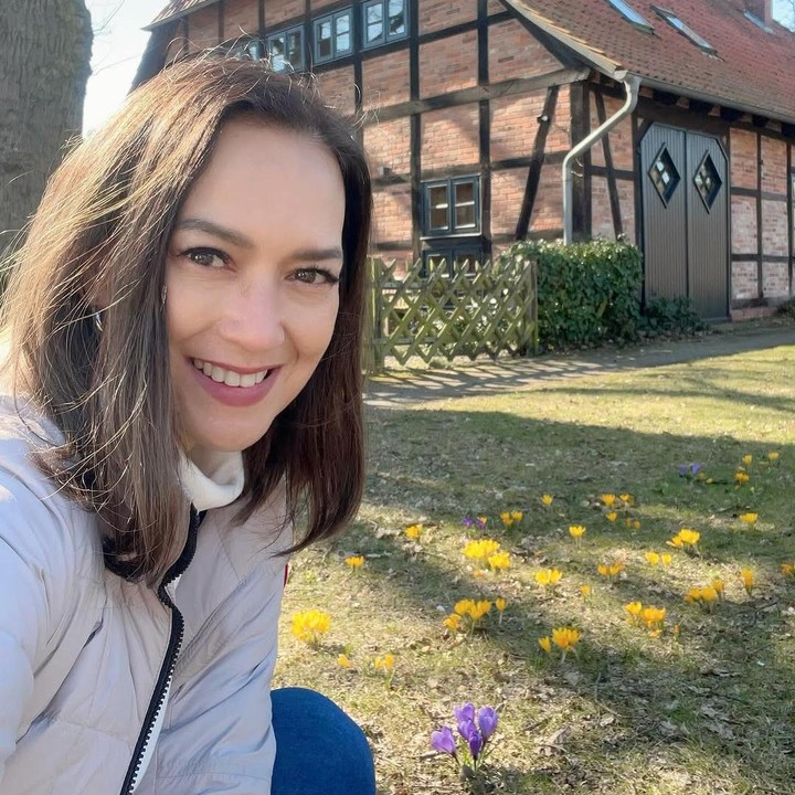 <p>Ira bercerita saat ini Jerman tengah berada di musim perubahan dari musim dingin ke musim semi. Meski suhu menunjukkan -4 derajat Celsius, ia tetap senang bisa menikmati hari bersama sang Bunda. (Foto: Instagram: @irawbw)</p>