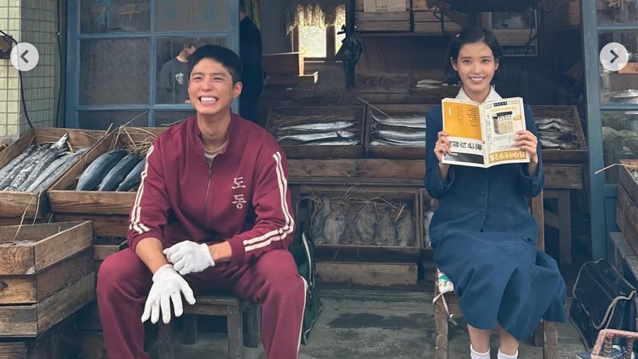 IU dan Park Bo Gum di lokasi syuting drama Korea When Life Gives You Tangerines