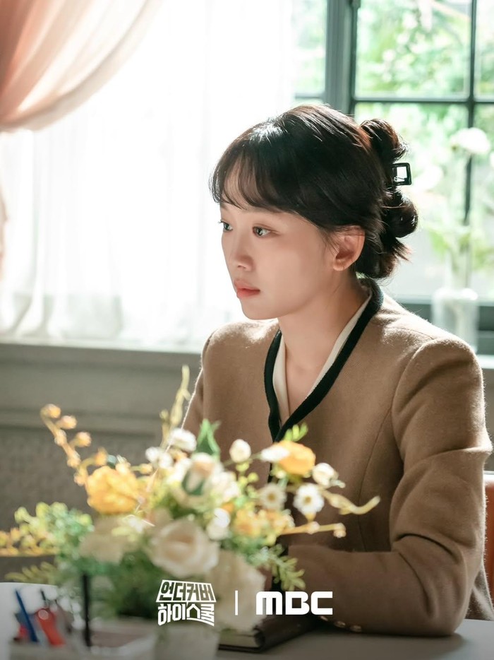 Beberapa outfit yang dikenakannya juga bisa menjadi inspirasi kamu untuk mendapatkan office look lho, Beauties./ Foto: MBC