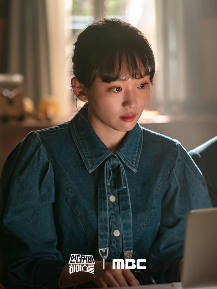 Berperan sebagai guru SMA sekaligus menjadi wali kelas murid-murid, Jin Ki Joo menampilkan gaya dan pesona yang menarik saat membintangi Undercover High School./ Foto: MBC