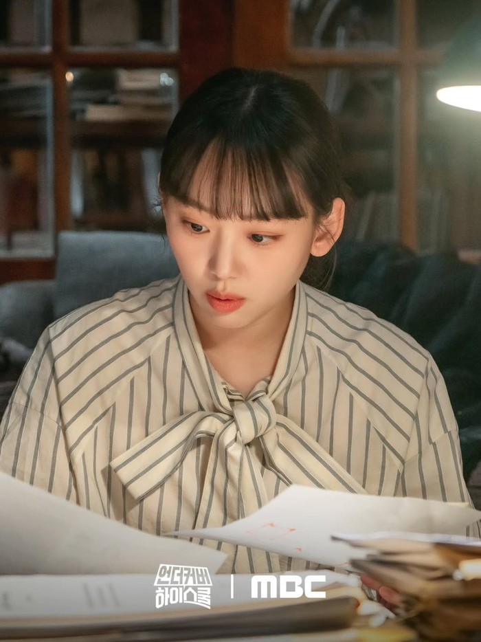 Sang aktris banyak mengenakan pakaian-pakaian seperti blazer, tweed jacket, blouse, kemeja, dan masih banyak lagi./ Foto: MBC