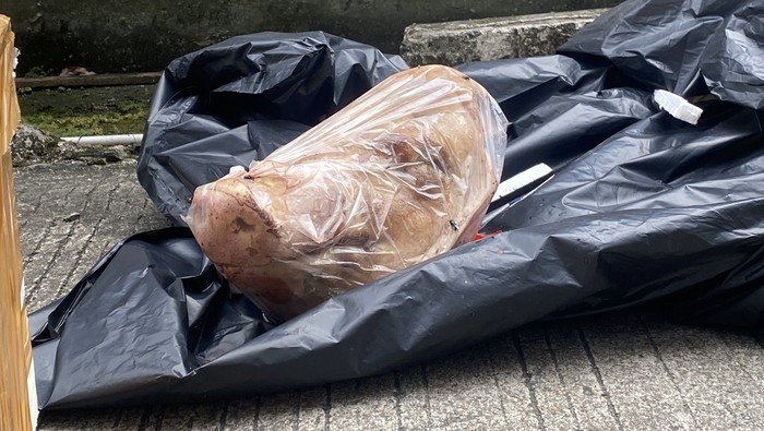 Kantor Tempo mendapat kiriman paket berisi kepala babi yang ditujukan kepada 'Cica', nama panggilan salah satu wartawan politik Tempo.