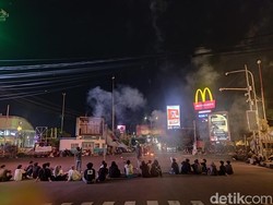 Demo Tolak RUU TNI, Mahasiswa Tutup Simpang Ciceri Serang Malam Ini