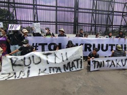 Massa Tolak RUU TNI Disahkan di Gedung DPR RI Bertambah