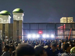 4 Polisi Luka Kena Petasan Peluncur Saat Jaga Demo Tolak RUU TNI di DPR