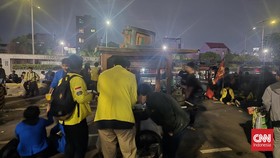 Massa Aksi Saling Berbagi Makanan Buka Puasa Saat Demo di DPR