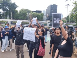 Massa Tolak Revisi UU TNI Demo di Gerbang Depan DPR, Ancam Gugat ke MK
