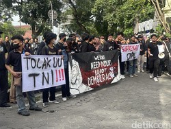 Massa Protes Pengesahan Revisi UU TNI Gelar Aksi di DPRD Solo