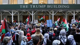 FOTO: Massa Pro-Palestina Demo di Gedung Trump, Protes Agresi di Gaza