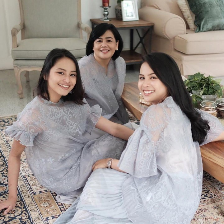 <p>Aktris sekaligus penyanyi satu ini tampaknya tak pernah absen membagikan momen Lebaran bersama suami, Jesse Choi, dan keluarganya. Namun, bukan hanya kebersamaan mereka yang jadi sorotan, tetapi juga penampilan <em>outfit</em>-nya yang selalu menginspirasi. (Foto: Instagram@maudyayunda)</p>