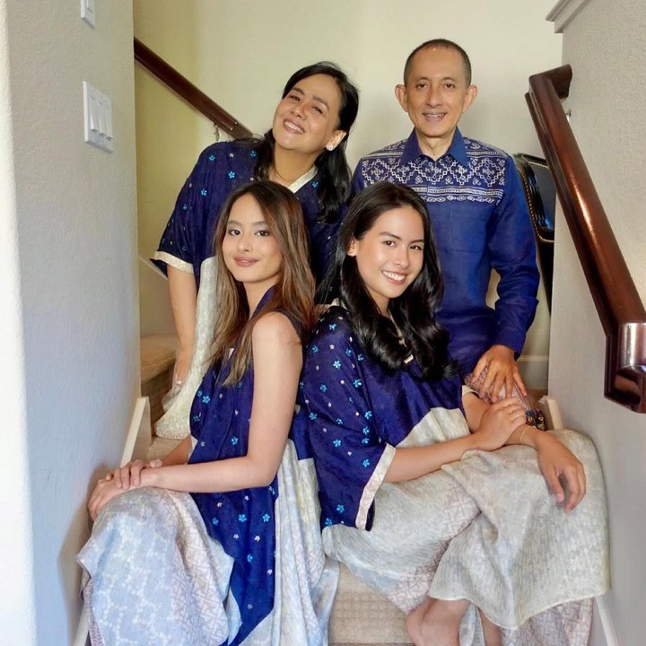 <p>Maudy pun sering kali tampil kompak mengenakan busana yang serasi bersama keluarganya, seperti foto Idul Fitri 2021 yang satu ini. Maudy dan keluarga terlihat mengenakan busana dengan nuansa <em>navy</em> dan putih. (Foto: Instagram@maudyayunda)</p>