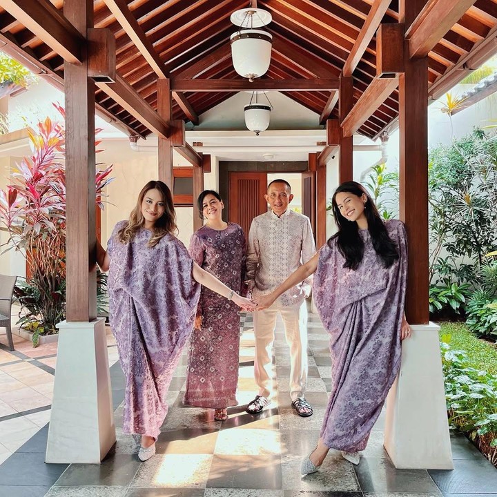 <p>Menjelang hari raya Idul Fitri, kebanyakan Muslim pastinya mulai sibuk mencari busana Lebaran yang cocok, baik untuk diri sendiri maupun serasi dengan keluarga. Jika masih bingung, tak perlu khawatir karena Bubun akan membagikan beberapa inspirasi <em>outfit</em> Lebaran ala Maudy Ayunda. (Foto: Instagram@maudyayunda)</p>