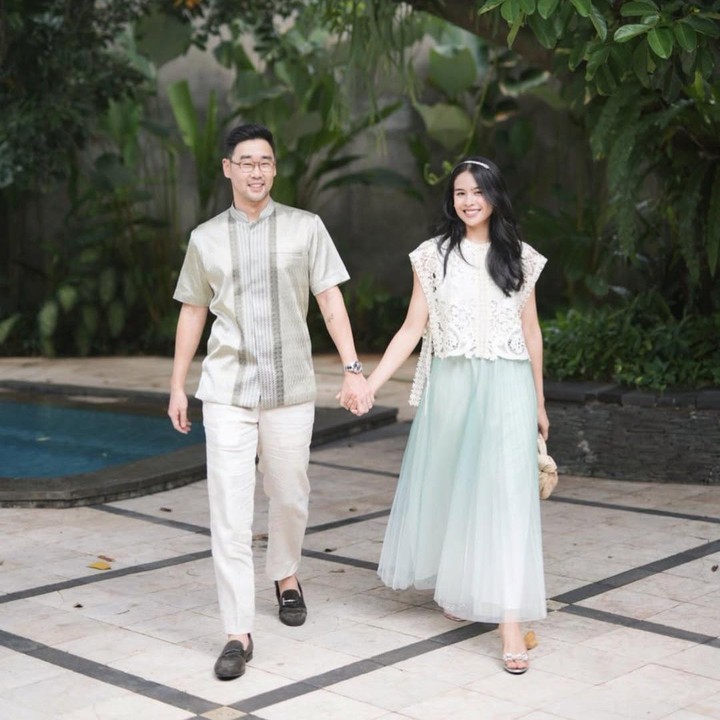 <p>Ada pula inspirasi <em>outfit </em>Lebaran untuk pasangan ala Maudy dan suami yang dapat Bunda ikuti seperti foto yang satu ini. Maudy tampak cantik mengenakan <em>vest outer</em> renda berwarna putih dan rok tutu berwarna biru. Sementara sang suami mengenakan baju koko dengan warna krem. (Foto: Instagram@maudyayunda)</p>