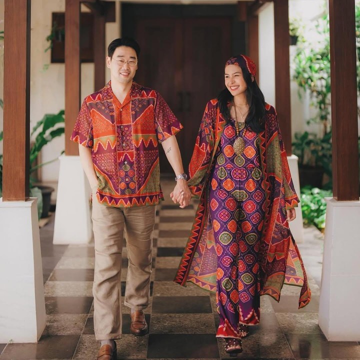 <p>Hal tersebut diketahui langsung melalui foto yang diunggah di akun Instagram pribadinya. Misalnya saja, seperti foto Lebaran 2024 berikut ini. Maudy memperlihatkan busana Lebaran <em>full motif</em> yang didominasi warna merah. Pakaiannya ini juga serasi dengan sang suami, lho. (Foto: Instagram@maudyayunda)</p>
