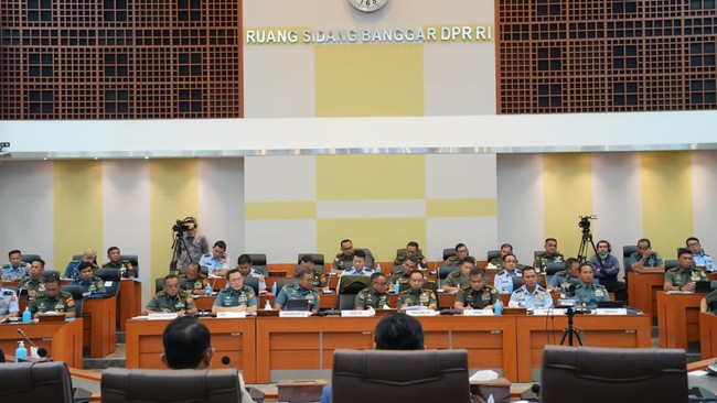 Proses legislasi RUU TNI terbilang kilat, terburu-buru, sembunyi-sembunyi dan minim partisipasi publik. Pakar menduga ada kepentingan terselubung di baliknya.