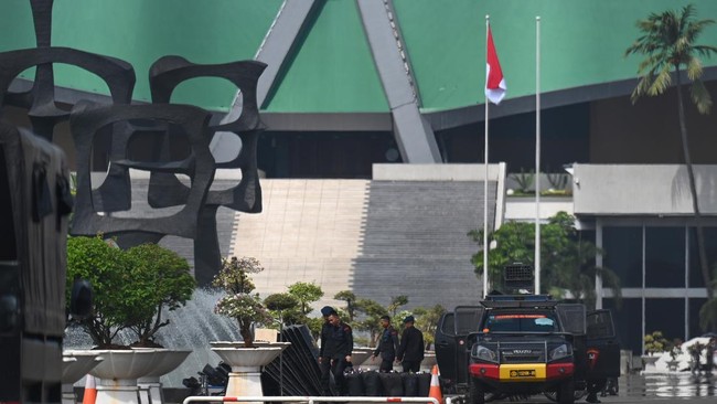 DPR menuai kontroversi dengan tunjangan jumbo ratusan juta, sementara kinerja legislasi yang minim. Publik menuntut pertanggungjawaban yang lebih baik.