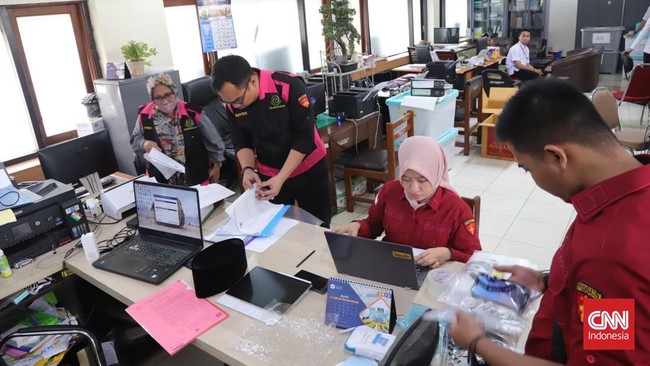 Kantor Dinas Pendidikan Jatim digeledah Kejati Jatim untuk mencari bukti dugaan korupsi hibah untuk SMK Rp65 miliar.