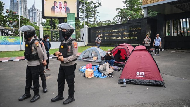 Koalisi Sipil menyayangkan adanya massa tindakan tandingan menyikapi RUU TNI nan resmi disahkan jadi Undang-undang di Gedung DPR RI.