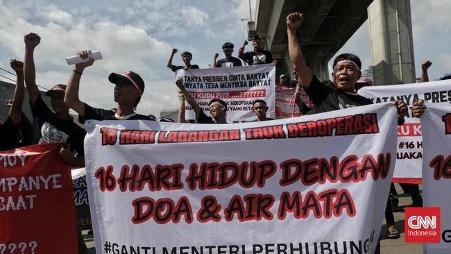 Aptrindo memperkirakan kerugian akibat larangan truk melintas tol saat mudik tembus Rp5 triliun. Perekonomian mandek karena pengantaran barang terhenti.