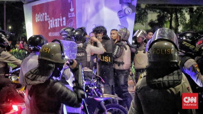 Seorang pria yang mengaku pengemudi ojek online bernama Raka diduga jadi korban pemukulan aparat kepolisian.