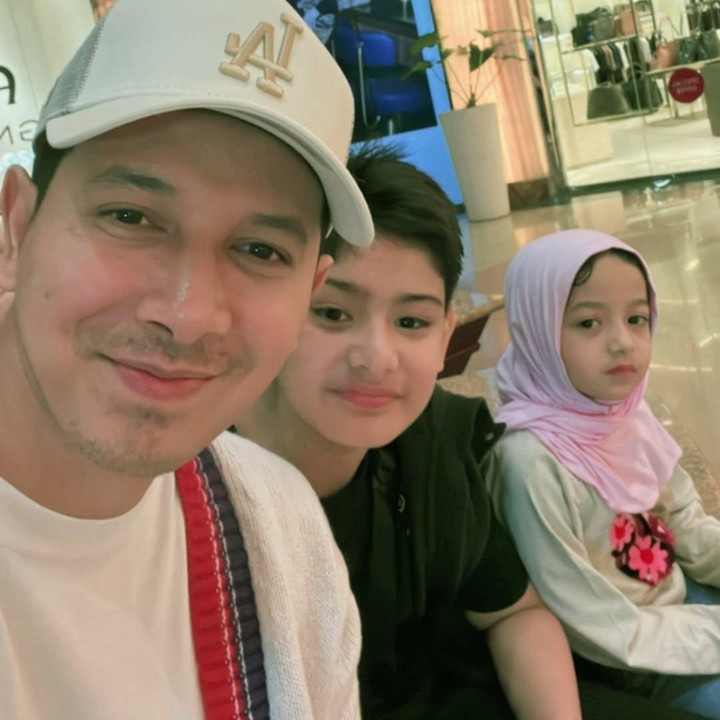 <p>Kita doakan agar Eijaz tumbuh menjadi anak yang salihah dan bisa menjadi penghafal Al-Qur'an ya, Bunda. Semoga Eijaz juga selalu menjadi kebanggaan kedua orang tuanya. (Foto: Instagram: @fairuzarafiq/@sonnyseptian)</p>