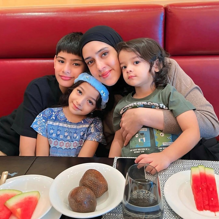 <p>Sonny dan Fairuz pun kerap mengunggah potret kebersamaannya bersama Eijaz. Mulai dari bermain hingga liburan bersama keluarga. (Foto: Instagram: @fairuzarafiq/@sonnyseptian)</p>