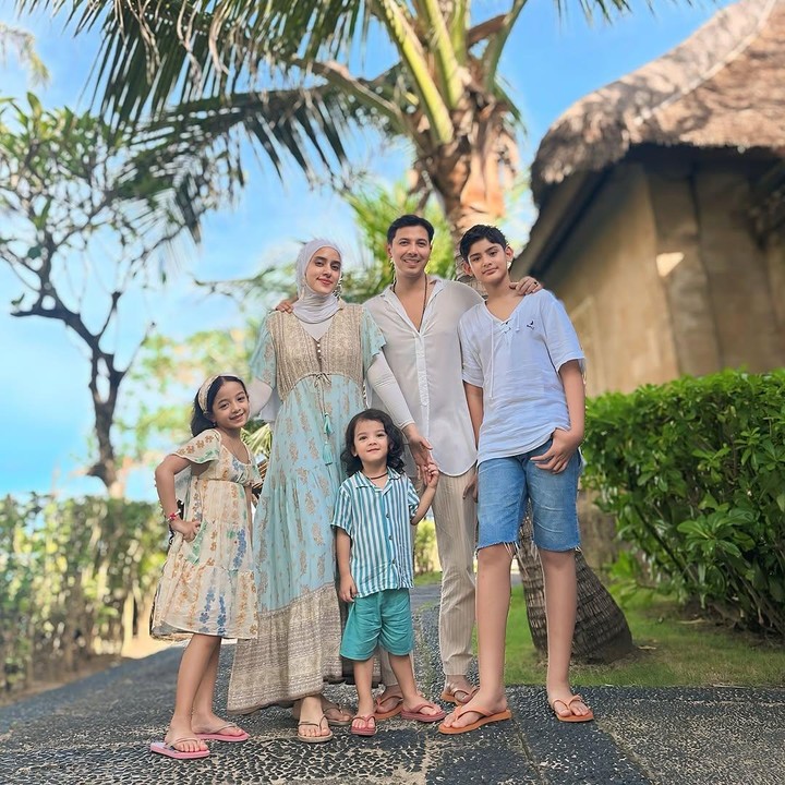 <p>Queen Eijaz Slofa putri cantik Fairuz A Rafiq dan Sonny Septian, lahir pada 21 Mei 2018, Bunda. Di tahun ini, Queen Eijaz akan genap berusia tujuh tahun. (Foto: Instagram: @fairuzarafiq/@sonnyseptian)</p>
