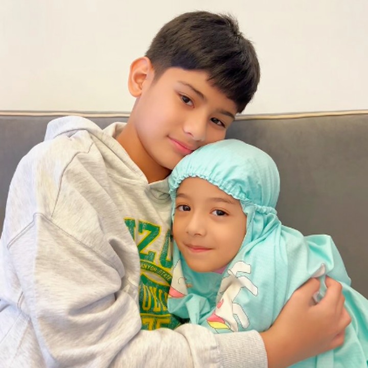 <p>"<em>MasyaAllah Tabarakallah</em> Abang Faaz nemenin Kakak Eijaz hafalan surat Abasa 1-42. Doain ya biar anak-anak semakin semangat belajarnya," tulis Sonny seraya menyisipkan emotikon hati. (Foto: Instagram: @fairuzarafiq/@sonnyseptian)</p>