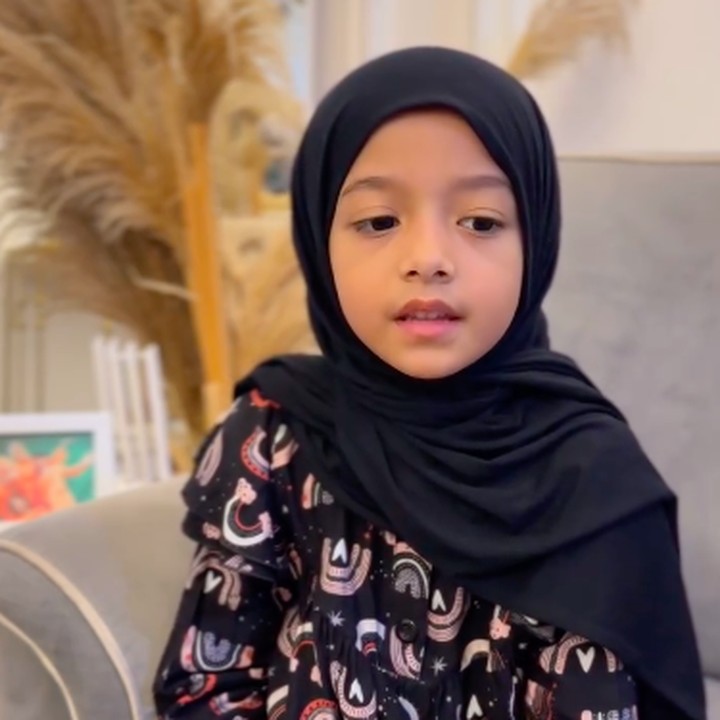 <p>Sama seperti sang kakak sambung, King Faaz, Eijaz juga pintar mengaji nih, Bunda. Beberapa waktu lalu, dirinya baru saja menyetor hafalan Surah an-Naziat ayat 1-46. (Foto: Instagram: @fairuzarafiq/@sonnyseptian)</p>