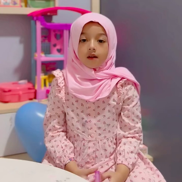 <p>Pada kesempatan lainnya, Eijaz juga menyetor hafalan surat An-Naba 1-40 kepada kedua orang tuanya. Fairuz pun meminta doa agar hafalan Eijaz bisa semakin membaik. "Doain ya om dan aunty Kakak Eijaz bisa lebih baik lagi dan bisa jadi penghafal quran. Maafin ya kalau masih banyak kekurangannya," ujar Fairuz. (Foto: Instagram: @fairuzarafiq/@sonnyseptian)</p>