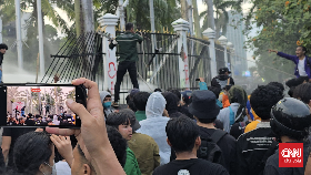 Aksi Tolak UU TNI, Pagar DPR Dijebol