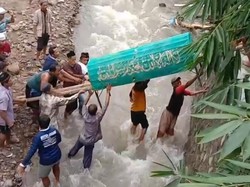 5 Fakta Dramatis Warga Ponorogo Seberangkan Keranda Usai Jembatan Putus