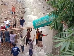 Warga Desa Ponorogo Seberangkan Keranda Pakai Bambu gegara Jembatan Rusak