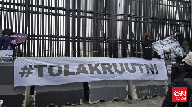 Demo Tolak UU TNI di Kupang, Massa Masuki Gedung DPRD NTT