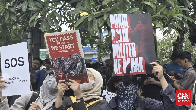 Ketua YLBHI Muhamad Isnur mengecam keras dan menolak pengesahan RUU TNI oleh DPR.