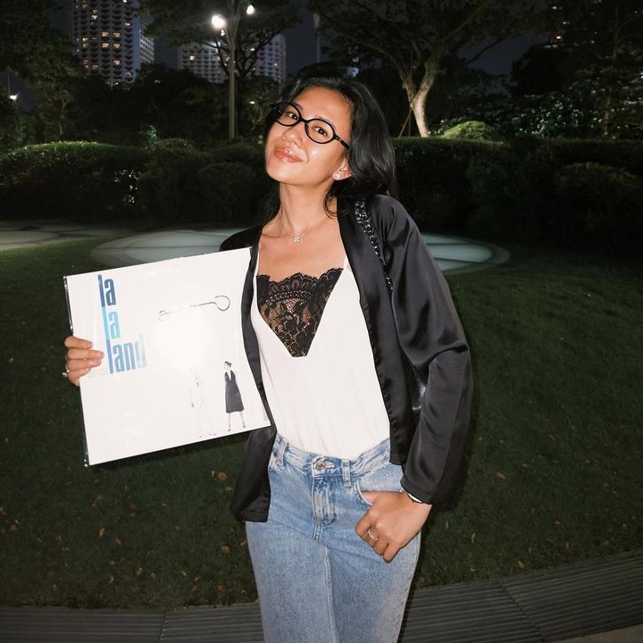 <p>Namun, alih-alih mengomentari keromantisan mereka, kali ini netizen justru dibikin salah fokus dengan kecantikan Shenina tanpa <em>makeup</em>. “Shen <em>ga</em> <em>makeup</em> gini aja cantik bener,” tulis akun <em>@moonflower_****.</em> “Lu sederhana aja aura lu badas shennn,” tulis akun <em>@_fatimahj****. </em>(Foto: Instagram@sheninacinnamon)</p>