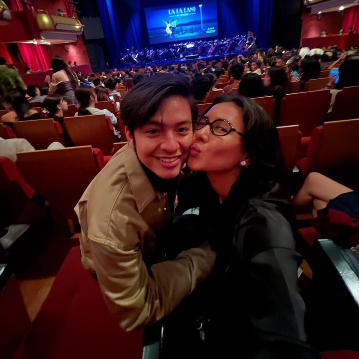 <p>Bahkan, baru-baru ini, Angga dan Shenina memperlihatkan kemesraan mereka saat menonton konser La La Land di Singapura, Rabu (19/3/2025). Momen itu dibagikan langsung oleh Shenina di akun Instagram pribadinya. (Foto: Instagram@sheninacinnamon)</p>