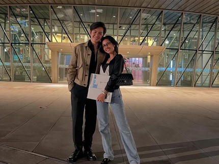 Romantis! 5 Potret Angga Yunanda dan Shenina Cinnamon Nonton Konser La La Land di Singapura
