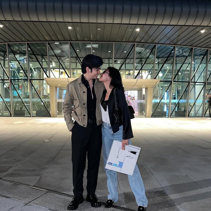 <p>Pasangan ini pun terlihat tak bisa menyembunyikan perasaan bahagia mereka setelah menghabiskan waktu bersama. Keduanya mengabadikan momen tersebut dengan senyuman lebar sambil saling menatap mesra, Bunda. (Foto: Instagram@sheninacinnamon)</p>