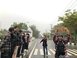 Diguyur Hujan, Aksi Kamisan Kalteng Getol Suarakan Tolak UU TNI