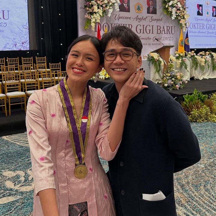 <p>Dalam acara wisuda dan pengucapan sumpah kedokterannya ini, terlihat pula hadir kekasih Tara, Chicco Kurniawan. Ia tampil gagah dengan jas <em>navy</em> dan setelah kemeja hitam. (Foto: Instagram: @becktum)</p>