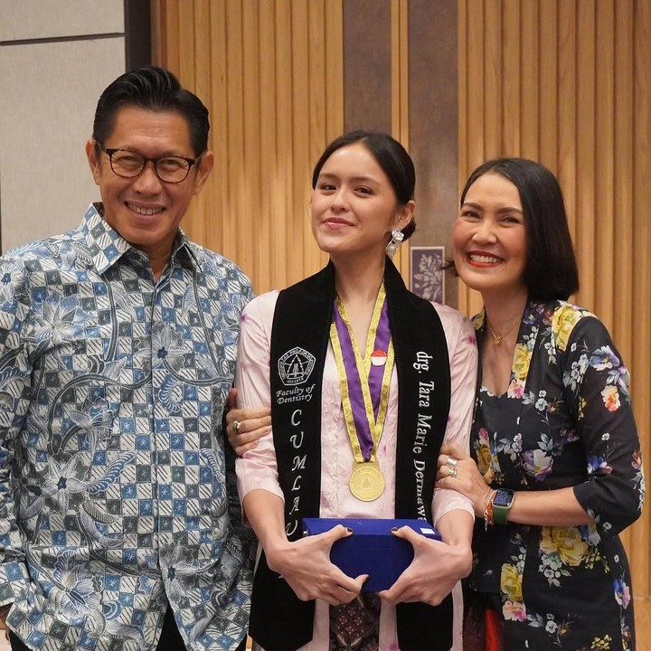 <p>Tara Marie Dermawan putri Becky Tumewu baru saja lulus dari perguruan tinggi, Bunda. Diketahui, Tara menempuh pendidikan Kedokteran Gigi di Universitas Prof. Dr. Moestopo. (Foto: Instagram: @becktum)</p>