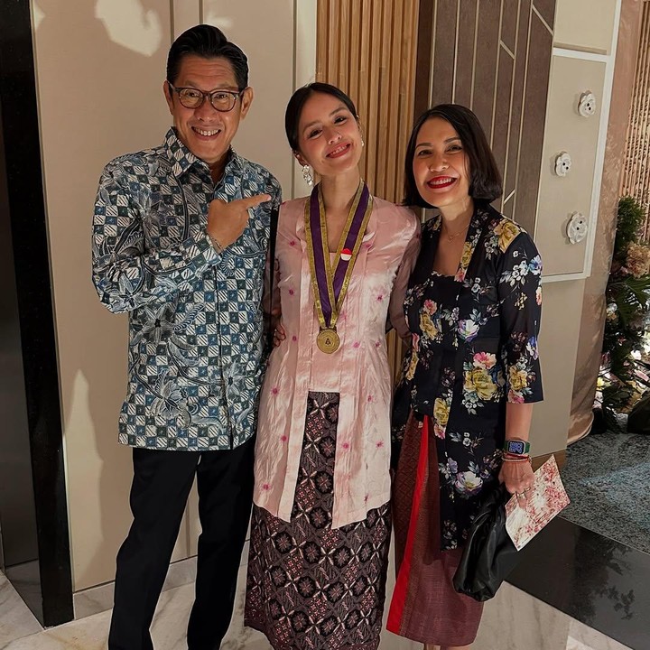 <p>Momen ini dibagikan langsung oleh Becky melalui laman Instagram-nya. Ia turut mengungkapkan rasa bangganya pada sang putri. (Foto: Instagram: @becktum)</p>