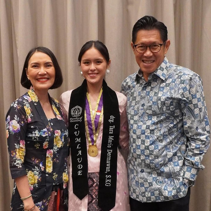 <p>"Selamat drg. <em>@taradermawan</em> SKG. Kami sangat bangga padamu," kata Becky seraya menyisipkan emotikon kecupan. (Foto: Instagram: @becktum)</p>