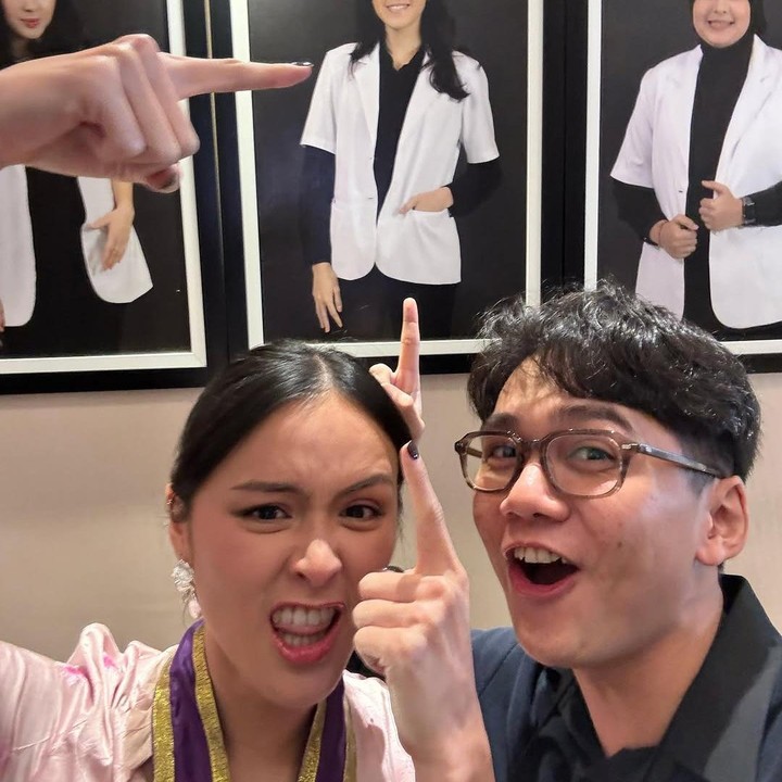 <p>Chicco turut membagikan potret kebersamaannya dengan sang kekasih sambil menunjuk foto Tara mengenakan sneli putih. "Lulus!!!!" kata Chicco seraya menyisipkan banyak emotikon hati berwarna merah. (Foto: Instagram: @chiccokurniawan)</p>
