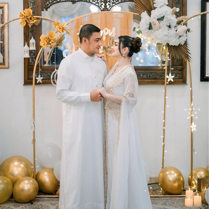 <p>Melalui unggahan ini, Nourah Sheivirah menuliskan pesan manis untuk merayakan ulang tahun pernikahan. "<em>Alhamdulillah</em> sampai di tahun ke 12 kita melewati jatuh dan bangun, susah dan senang bersama," tulisnya. (Foto: Instagram @nourahsheivirah)</p>