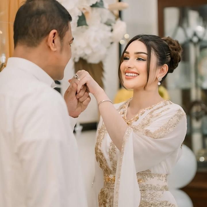 <p>Nourah Sheivirah membagikan momen perayaaan ulang tahun pernikahan dengan Teuku Rafly di akun Instagram miliknya. Pasangan yang usianya terpaut 18 tahun ini tampaknya sudah menyiapkan perayaan kecil untuk merayakan hari spesial ini. (Foto: Instagram @nourahsheivirah)</p>