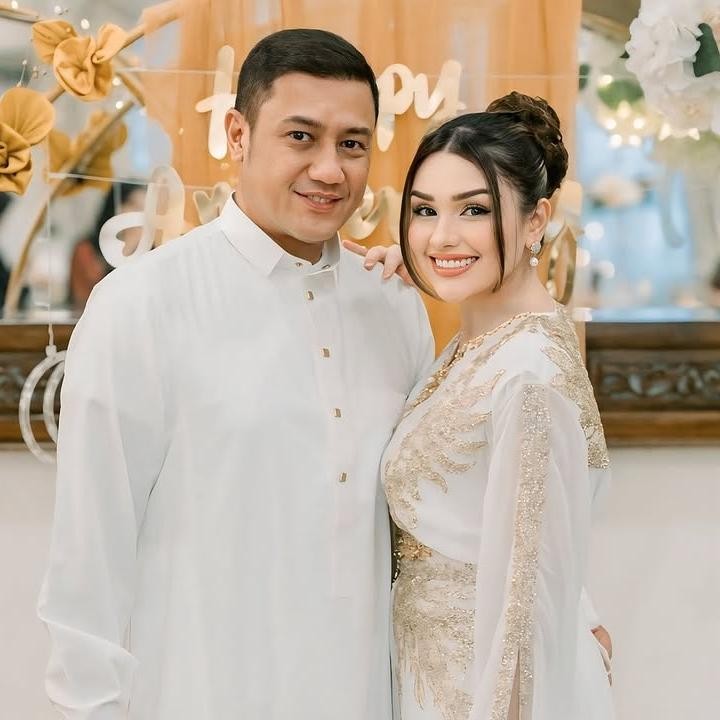 <p>Teuku Rafly dan Nourah Sheivirah telah dikaruniai tiga anak, Bunda. Selama 12 tahun menikah, rumah tangga keduanya jauh dari gosip miring. Di media sosial, Nourah secara khusus sering membagikan momen romantis bersama suaminya. (Foto: Instagram @nourahsheivirah)</p>