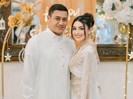 Rayakan 12 Thn Pernikahan, Simak 5 Potret Mesra Teuku Rafly dan Sang Istri Nourah