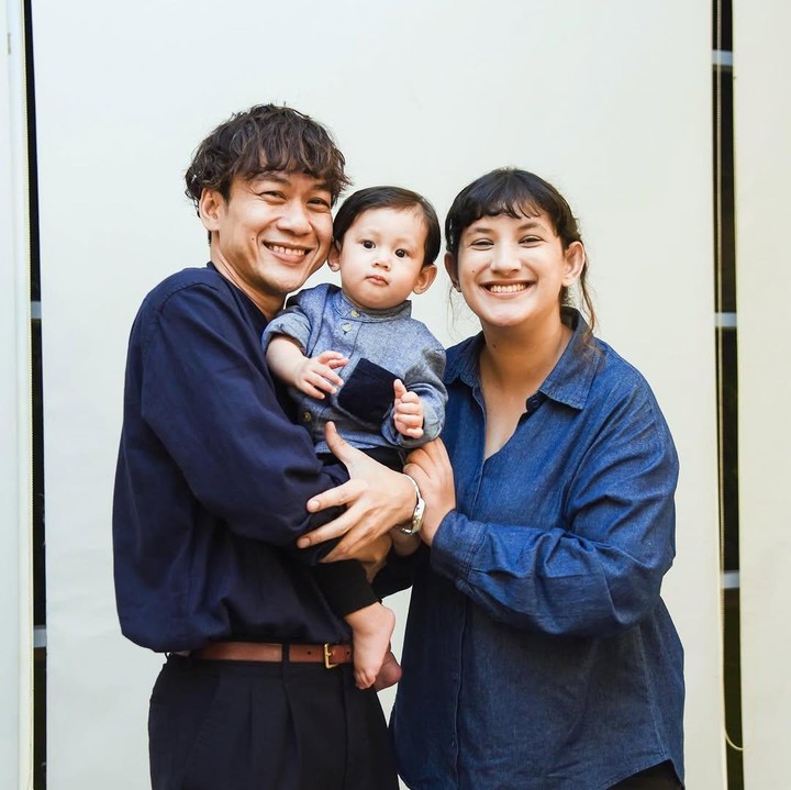 <p>Momen itu diketahui langsung melalui beberapa potret yang dibagikan di akun Instagram pribadi. Salah satunya adalah istri Qibli, Qurrotu A’yun yang mengabadikan momen bersama. “Buka puasa biru-biru <em>@thechangcuters,</em>” tulisnya, dikutip dari laman<em> Instagram@qurrrotunayun,</em> Kamis (20/3/2025). (Foto: Instagram@qurrrotuayun)</p>